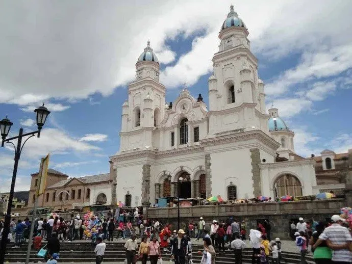 Koloniale kerk met plein in Zuid-Amerika