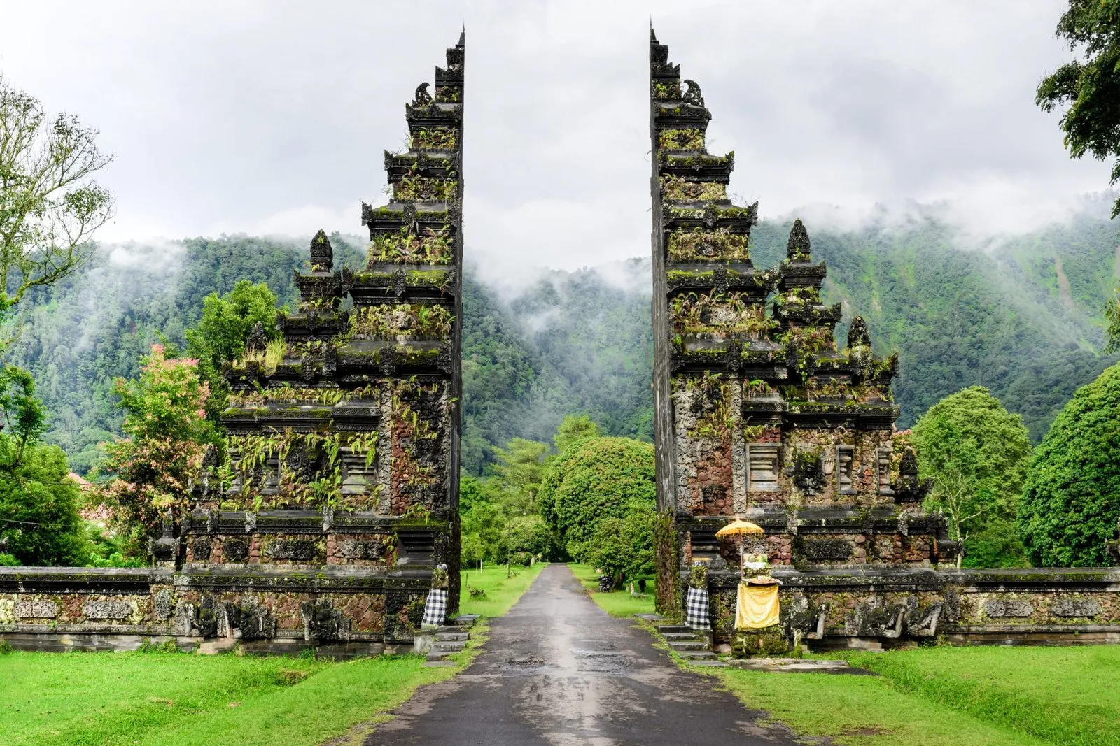 Handara Gate tussen de rijstvelden en bergen op Bali