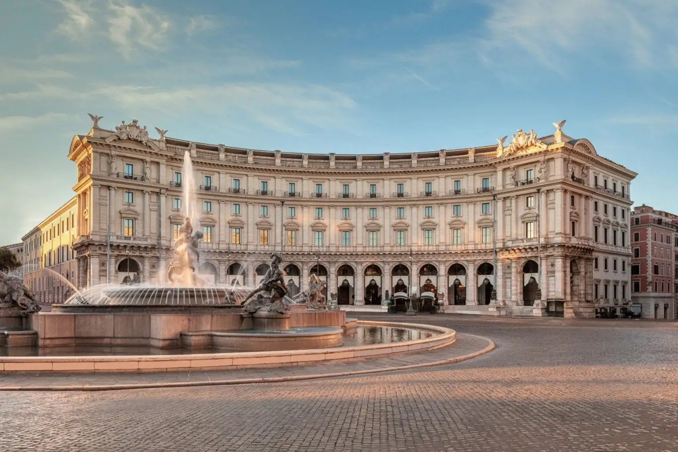 Piazza della Repubblica in Rome bij ochtendlicht